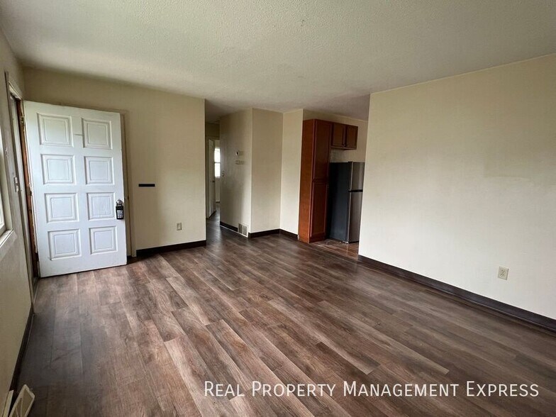 Primary Photo - Charming 4 bed 2 Bath Home