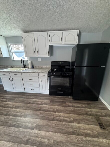 Building Photo - 210 Bluff St