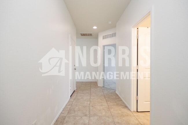 Building Photo - Low Maintenance Home Centrally Located