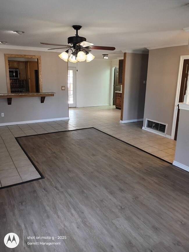 Building Photo - Split level home in West Lampasas