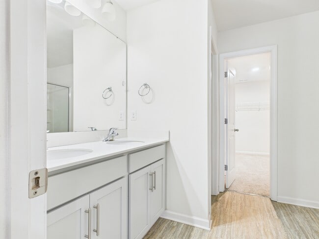 Building Photo - 2032 Highland Knoll Dr