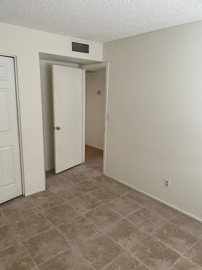 Building Photo - Charming 3 bed 2 bath single level home with RV Gate