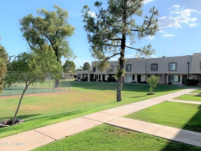 Building Photo - 933 E Lodge Dr