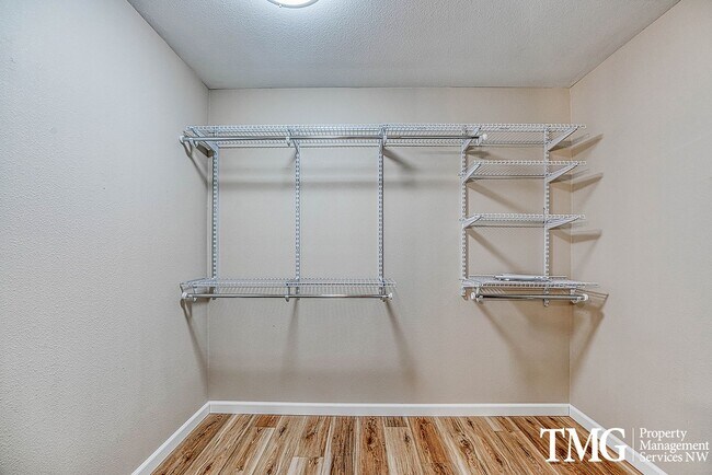 Building Photo - Wonderful 2 Story 3 Bed 2.5 Bath Home in Five Corners!