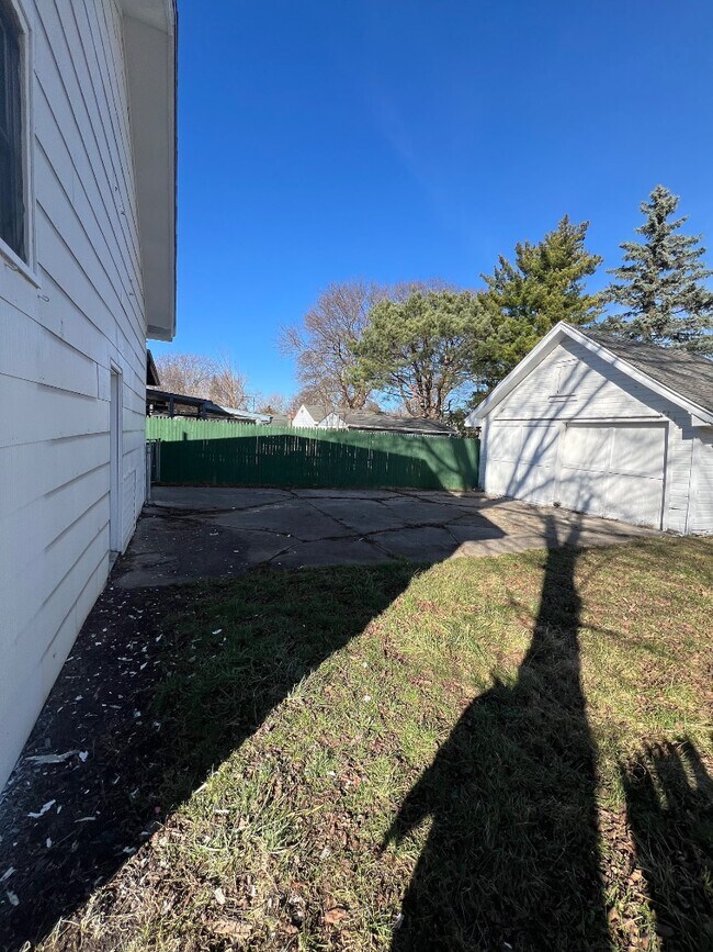 Building Photo - 2272 Avon St