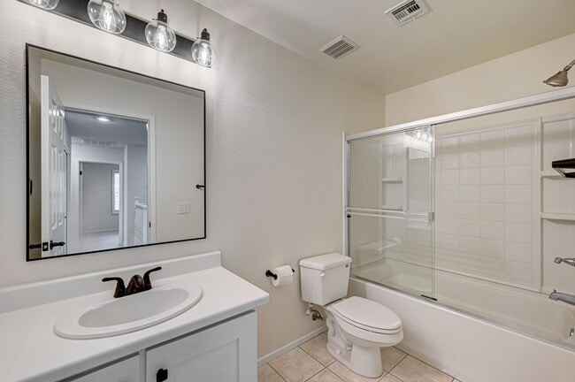 Building Photo - Stylish Townhome with Private Patio!
