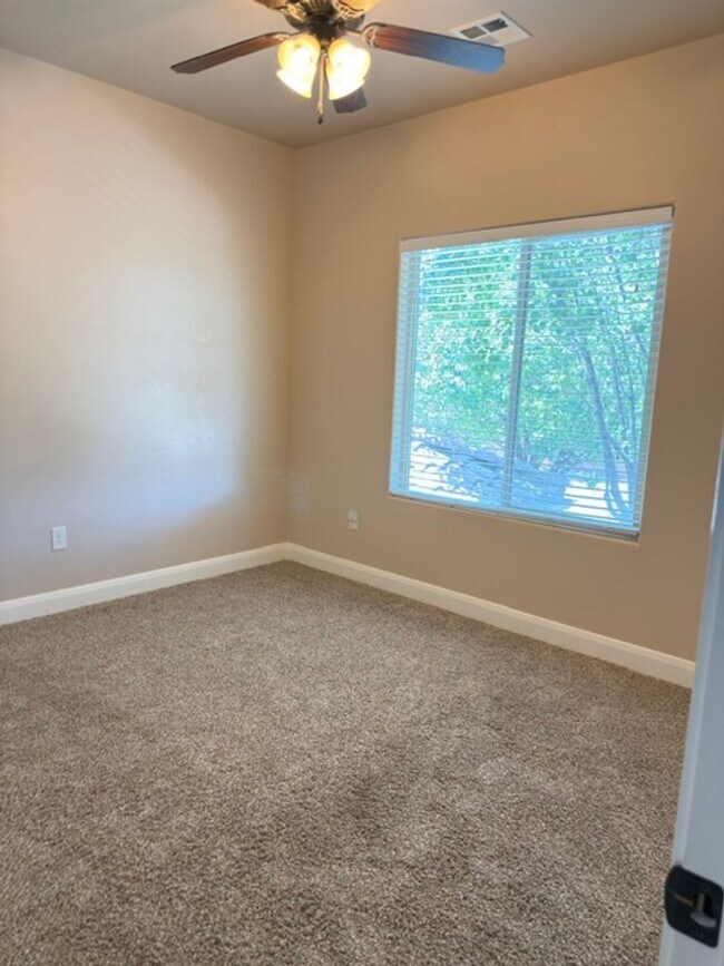 Building Photo - Gorgeous 6 Bedroom Home in Washington!