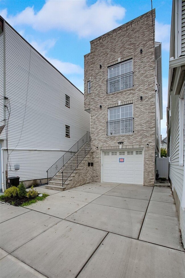 Building Photo - 16 Grant Ave