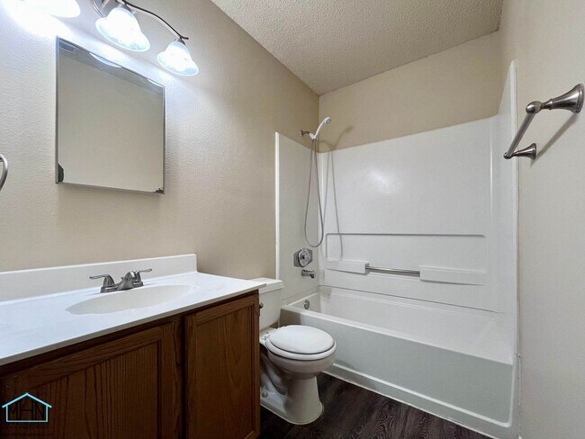 Building Photo - 8143 Chestnut Manor Dr
