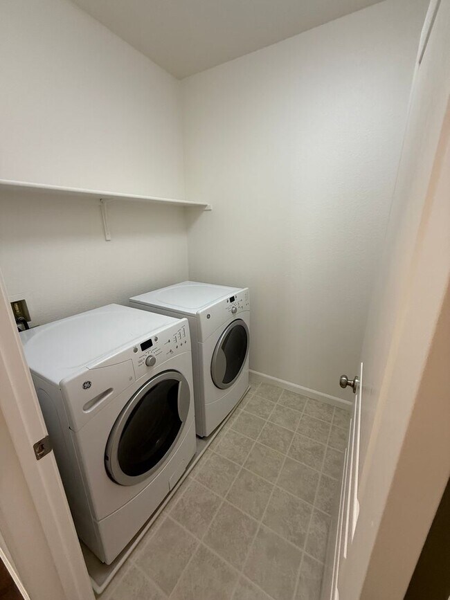 Building Photo - Hayward Condo 3 Bed/2.5 Bath Updated kitch...