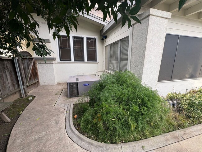 Building Photo - Classic vintage home walking distance to downtown Visalia!