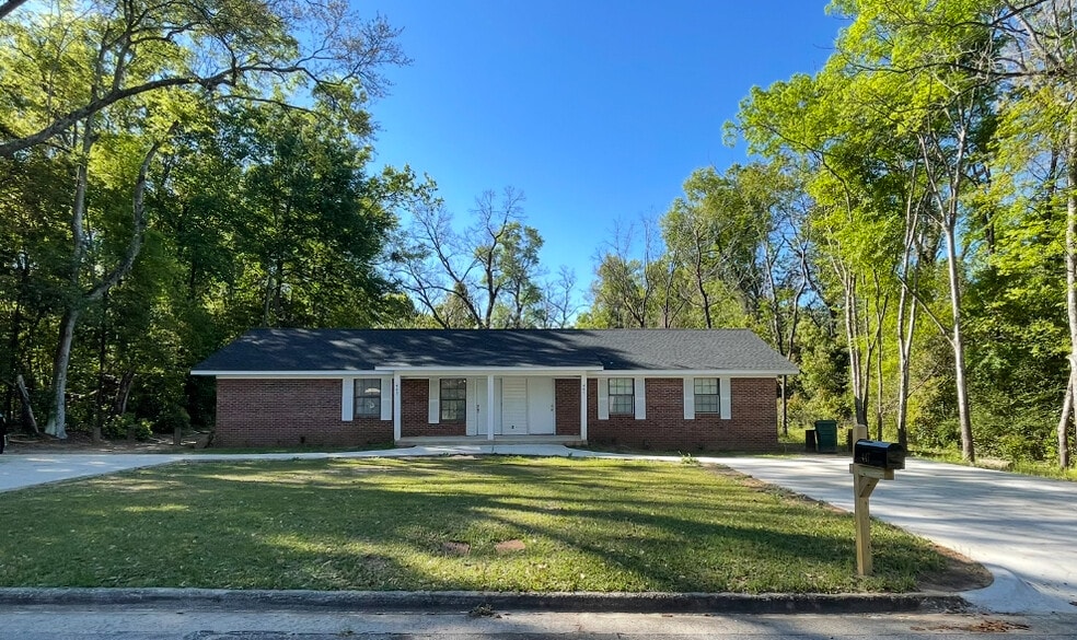 Primary Photo - 445 W Green St