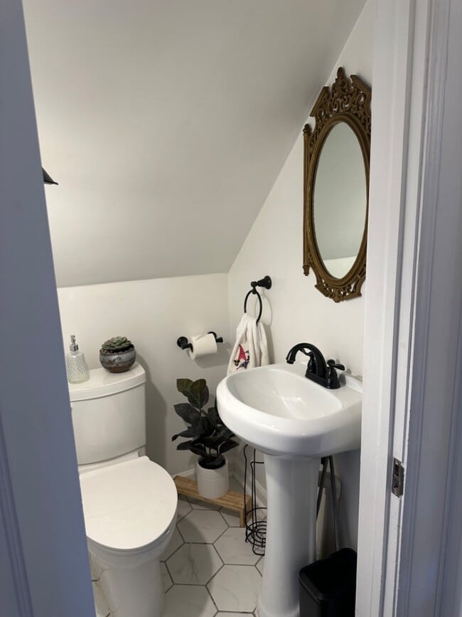 Building Photo - 2481 E Cloverdale Prk