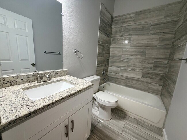Building Photo - 3 bedroom and 2 bathrooms has newly renovated modern home in Southtown unit ready to move in! Mov...