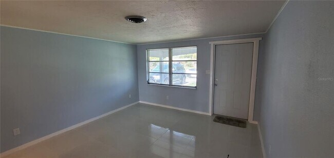 Building Photo - 5529 Nutmeg Ave