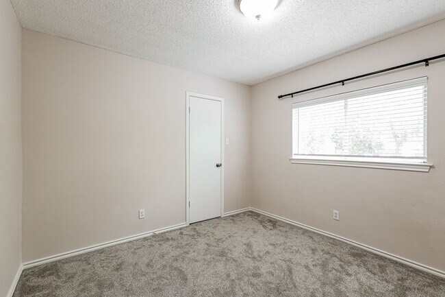 Building Photo - Hidden Gated community about 7 miles from Randolph Air Force Base