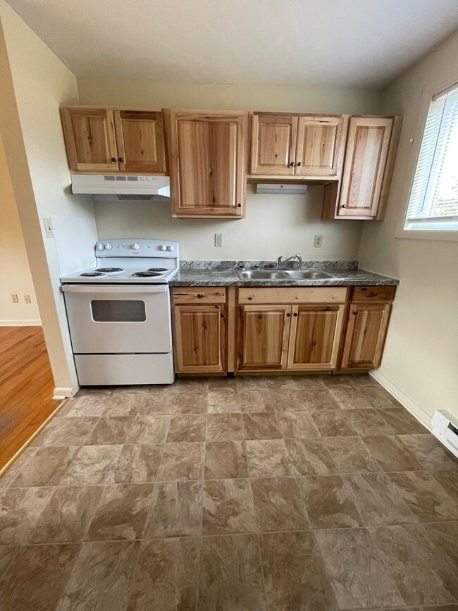 Building Photo - Newly Remodeled Apartment for Rent