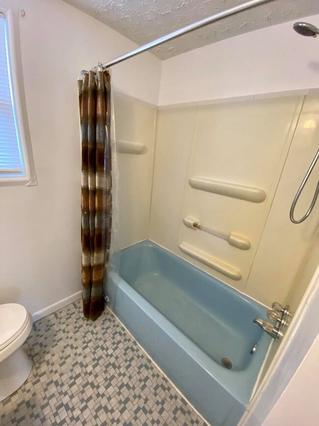 Building Photo - Charming 3Bed/1Bath in Cedonia Neighborhood