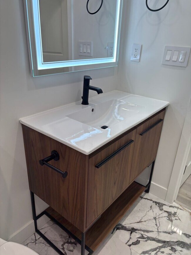 Building Photo - 1219-1223 S Lake St