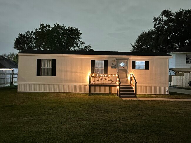 Building Photo - 506 Main St