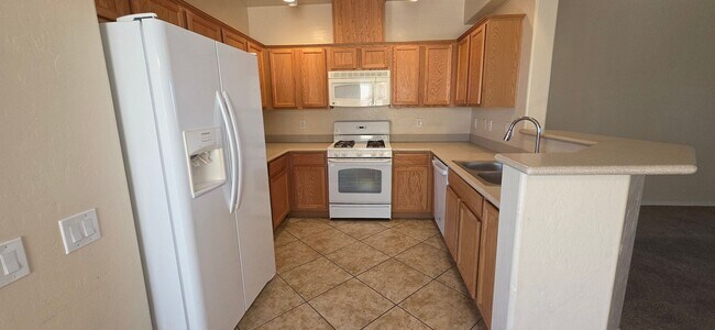 Building Photo - Sky Pointe Dr