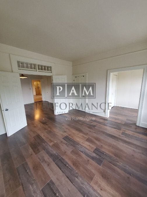 Building Photo - 919 E Brady St