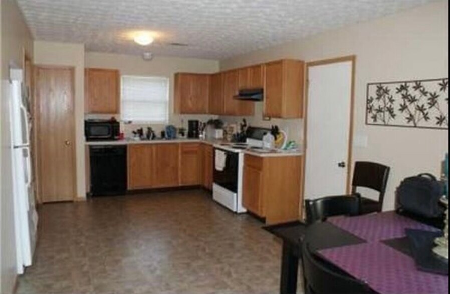 Kitchen - 8290 Mira St
