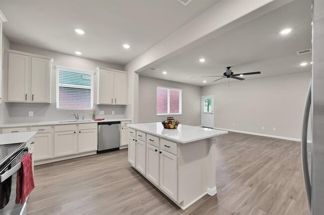 Building Photo - 3346 Torrey Pines Dr