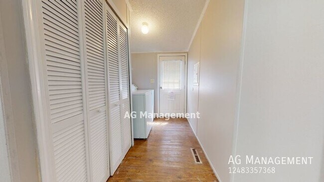 Building Photo - 45961 Jefferson Ave - Spacious & Stylish C...
