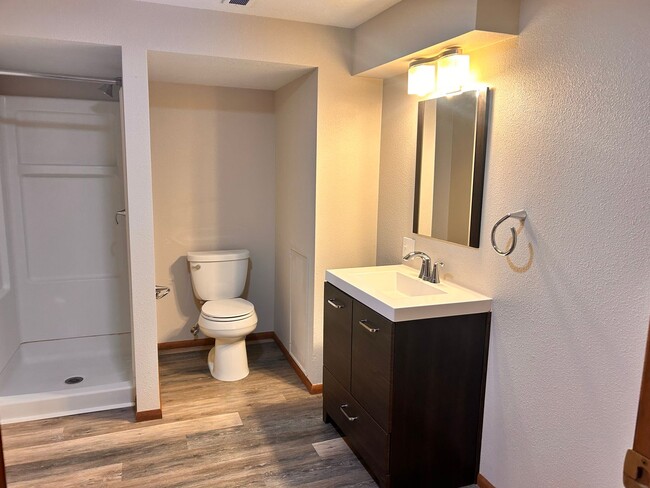Building Photo - 4 Bedroom, 2 Bathroom in the Lower Rattles...