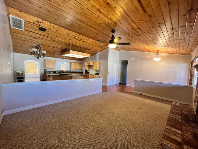 Building Photo - BEAUTIFUL Mountain Home