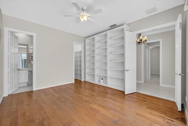 Building Photo - 121 Savona Dr