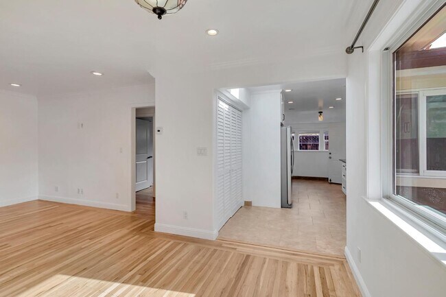 Building Photo - 123 Dunsmuir Way