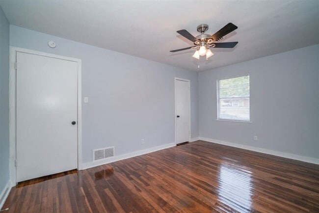 Building Photo - 3/1.5 Home in Central Longview