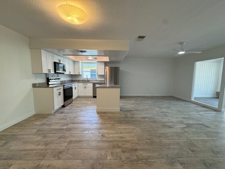 Building Photo - 4142 Iola Dr