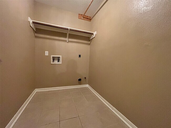 Building Photo - 3815 Maple Dr