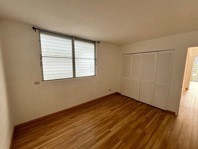 Building Photo - Unfurnished 2 bd, 1 bath 4 floor walk-up w...
