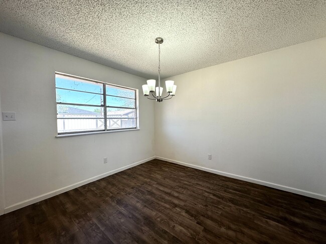Building Photo - Updated 3 Bed/ 2 Bath Available!
