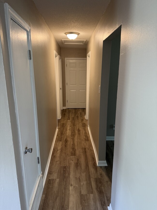 Building Photo - 2881 Normandy Dr