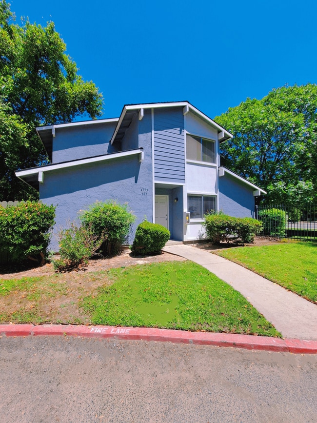 Building Photo - Move-in Special: Half Off the 1st Month's Rent – Comfortable 2 Story Condo By Fresno State!