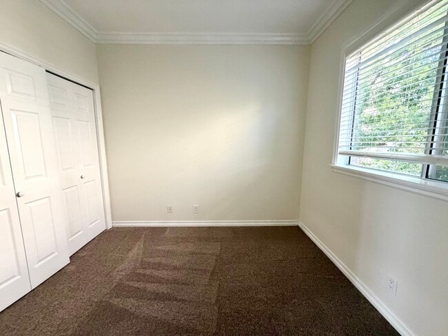 Building Photo - 3 be 2 bath Beautifully Updated Home in Gated Community