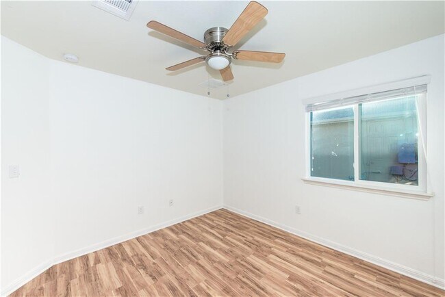 Building Photo - 322 Foxglove Dr