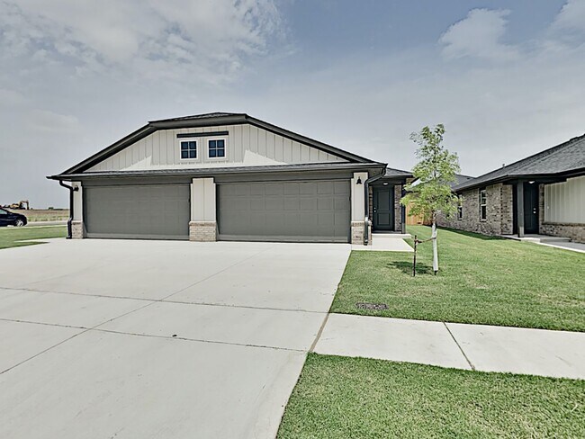 Building Photo - 2 Bedroom 2 Bathroom 2 Car Garage Duplex close to Broadway Extension, a short distance from Edmon...