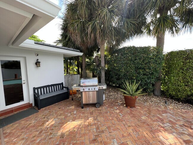 Building Photo - 1653 Poinsettia Dr