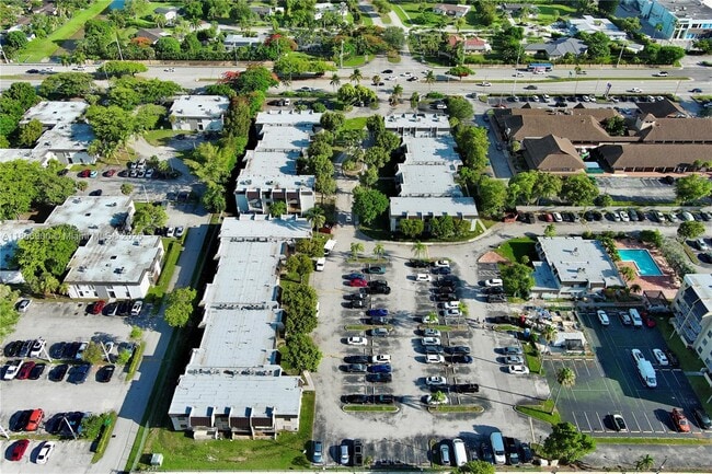 Building Photo - 10413 N Kendall Dr