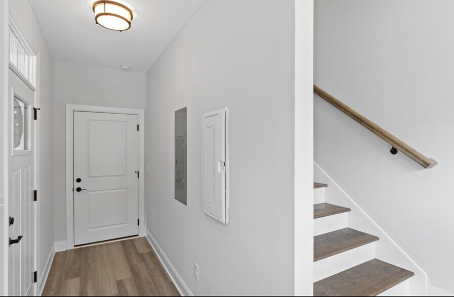 Building Photo - 126 E 19th St