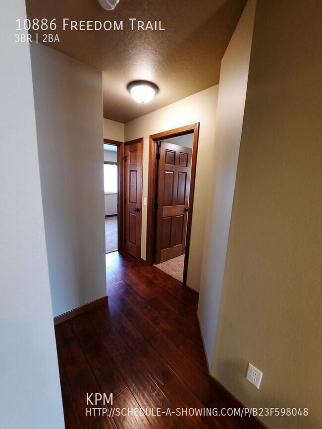 Building Photo - 3 BEDROOM | 2 BATH | DOUBLE GARAGE | SUMME...