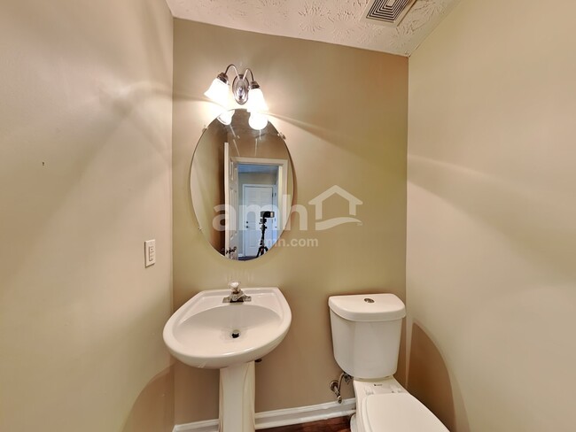 Building Photo - 1905 Barnett W Ct NE