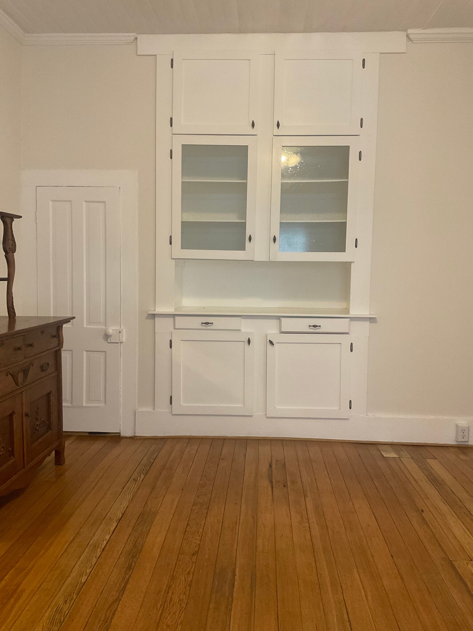 Built in dining room cabinet. - 514 Tombstone Cyn