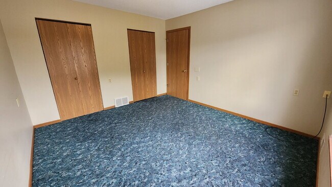 Building Photo - 2 Bedroom, 1 1/2 Bathroom Apartment With A/C & Garage - Available Now!